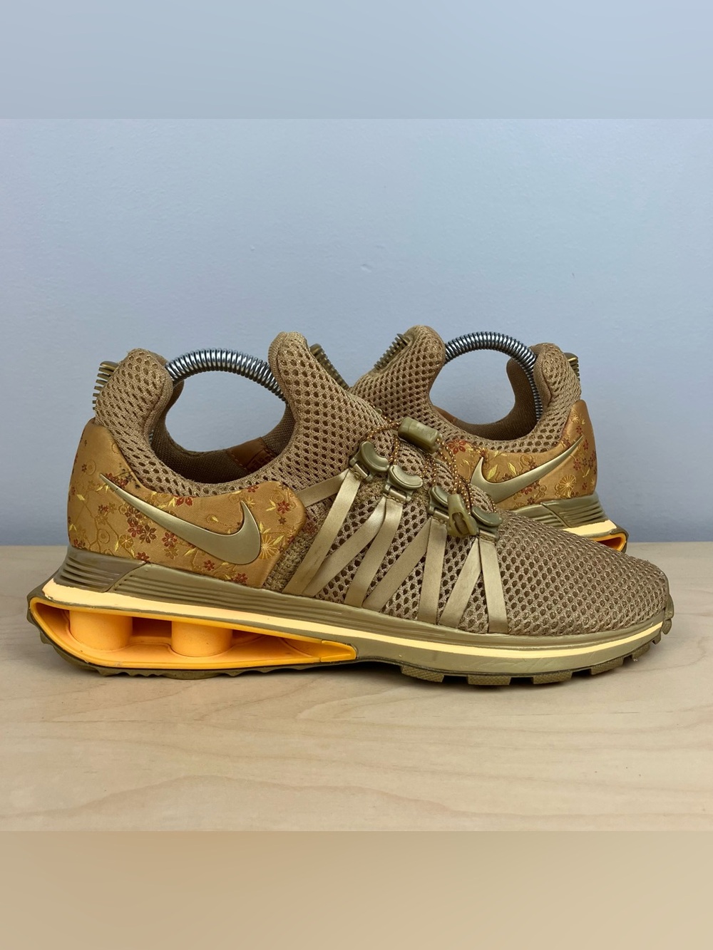 Nike Women’s Size 8.0 Shox Gravity Metallic Gold Floral Athletic Training Shoes - Picture 2 of 11